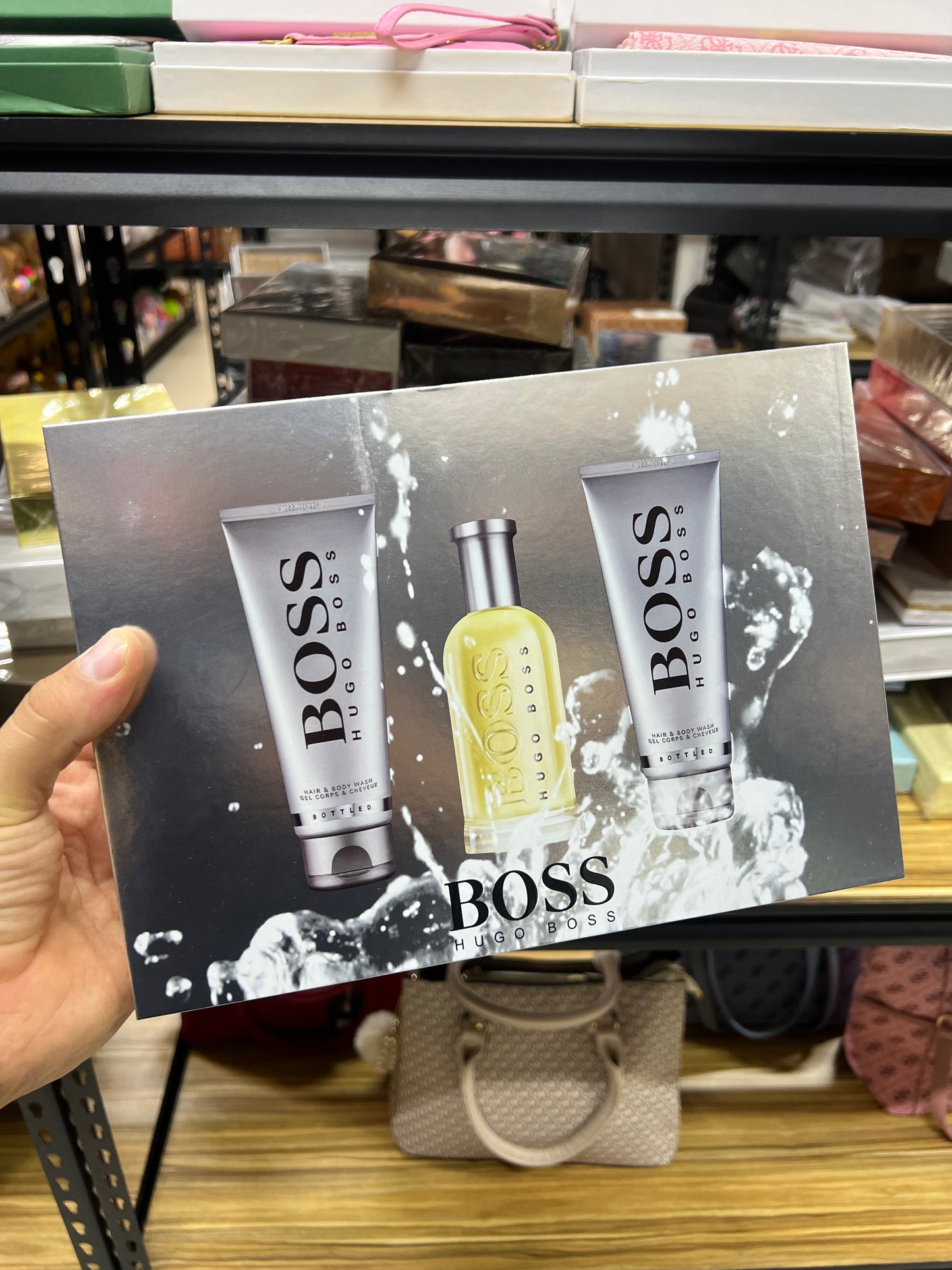 Set Hugo Boss para caballero: Eau de toilette 100 ml + Gel corporal todo en uno 100 ml + Loción corporal todo en uno 100 ml