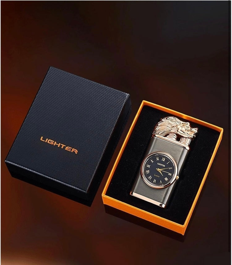 Encendedor con Reloj Vintage de 2 Flamas – Modelo 9274
Incluye elegante estuche deluxe | Recargable con gas (no incluido)