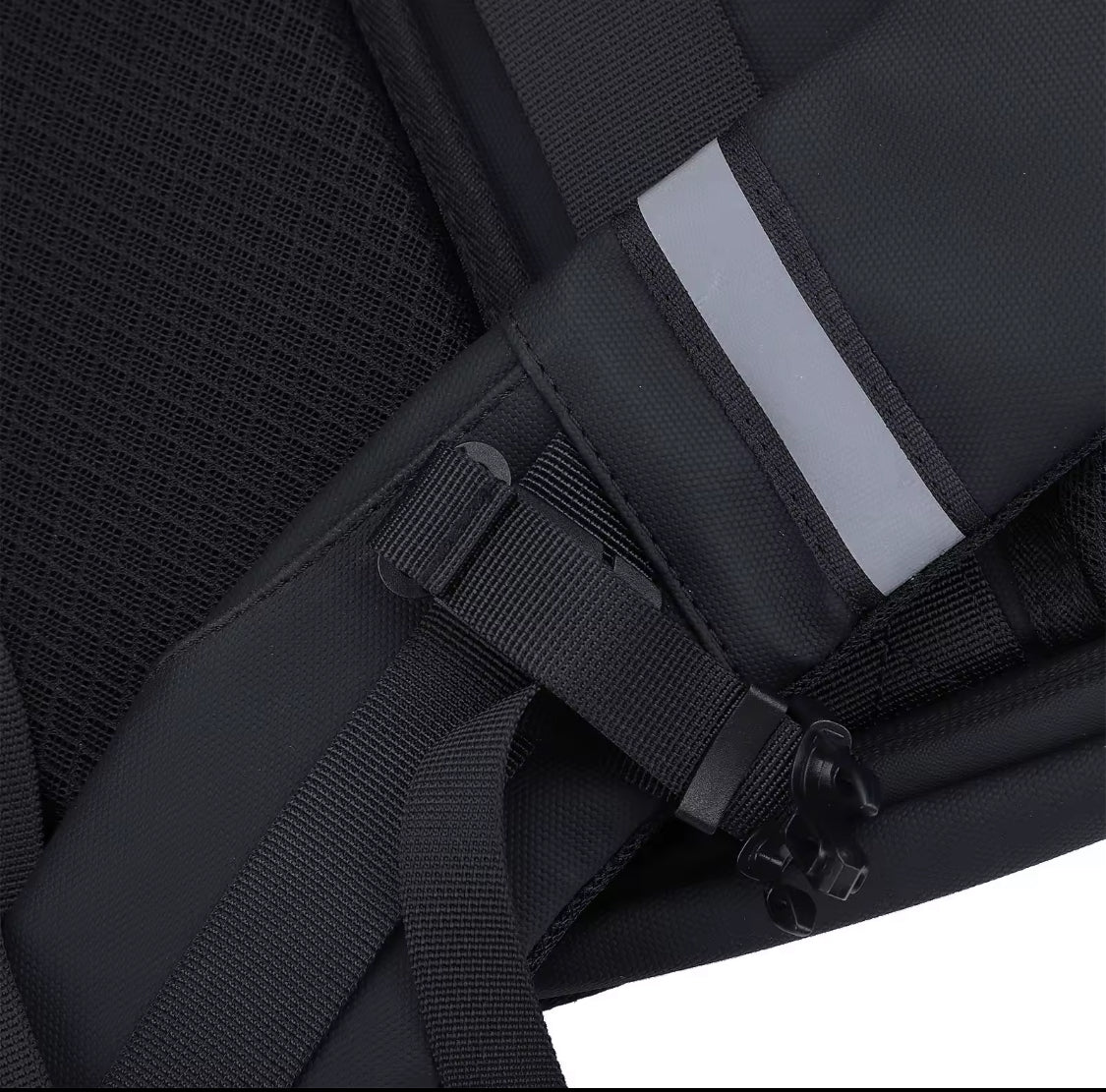 Mochila Eyes Ojos LED de Fibra de Carbono Impermeable – Gran Capacidad 27000