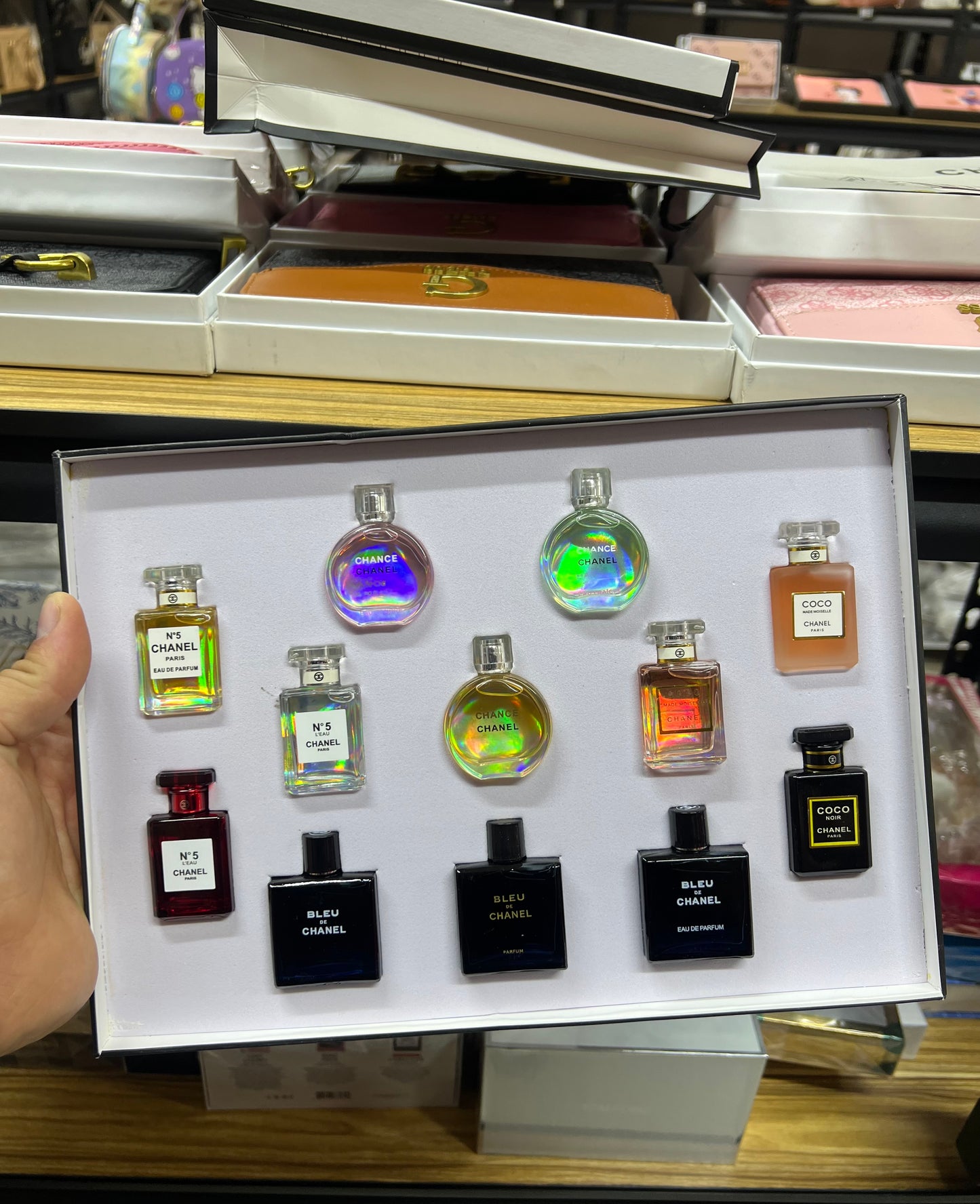 Set Chanel – 12 mini perfumes (9 de 7.5 ml + 3 de 10 ml) 🧴✨ Incluye shopping bag 🛍️