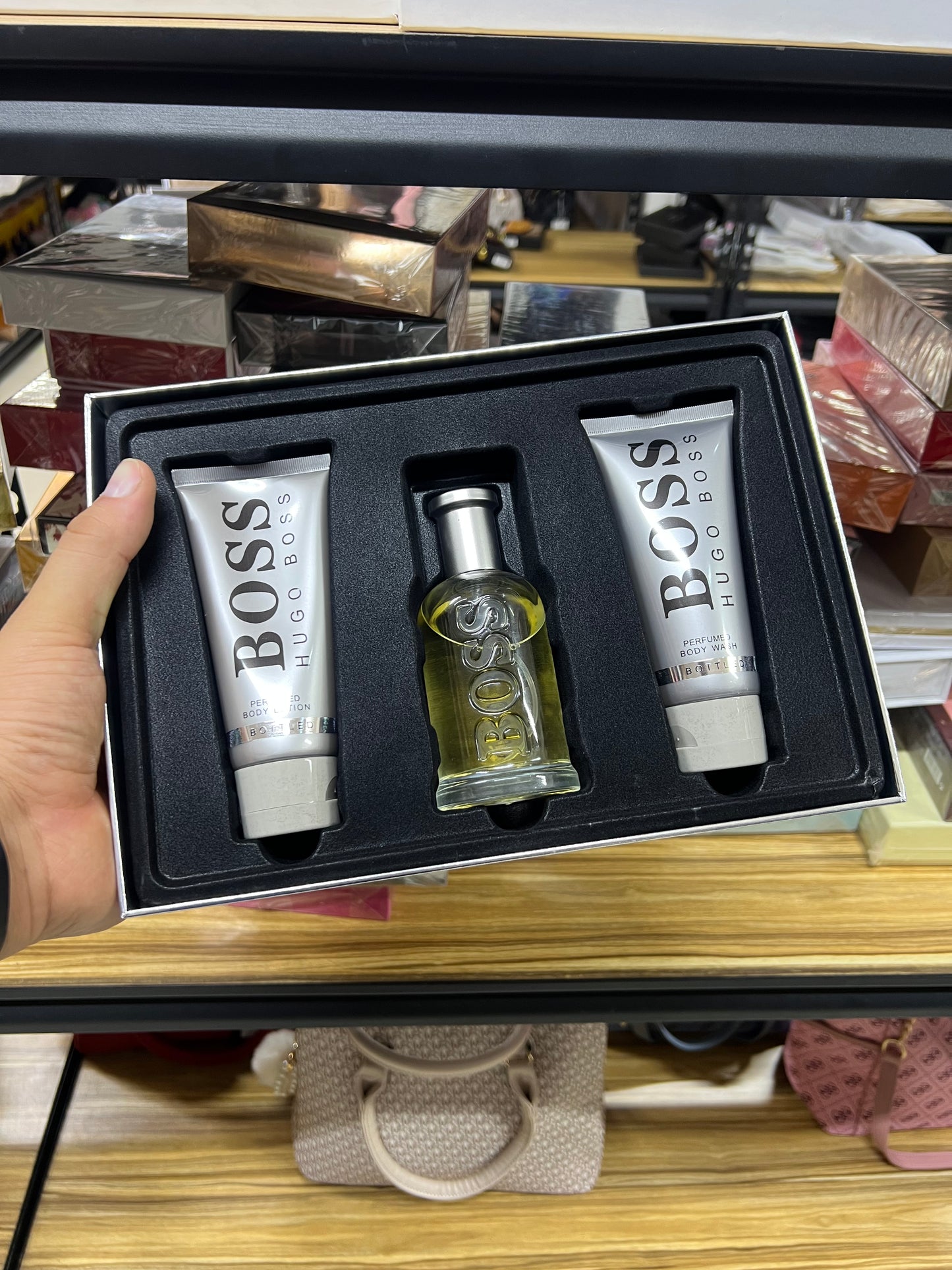 Set Hugo Boss para caballero: Eau de toilette 100 ml + Gel corporal todo en uno 100 ml + Loción corporal todo en uno 100 ml