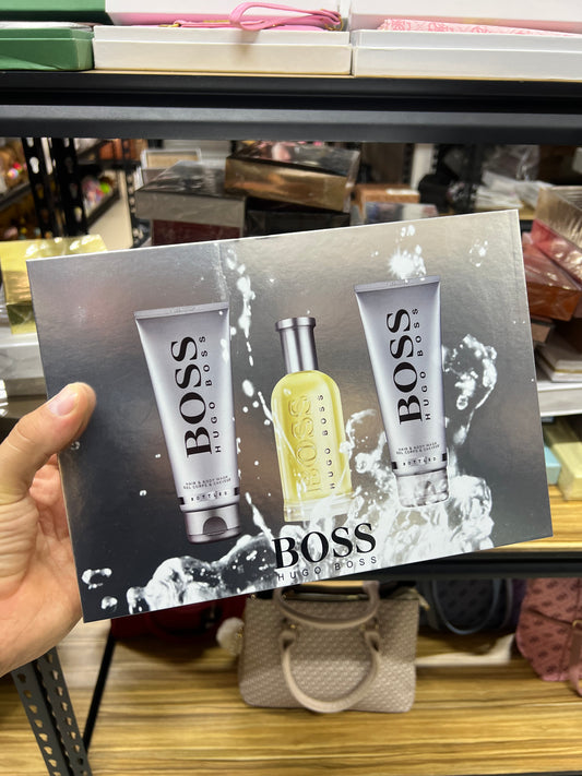 Set Hugo Boss para caballero: Eau de toilette 100 ml + Gel corporal todo en uno 100 ml + Loción corporal todo en uno 100 ml