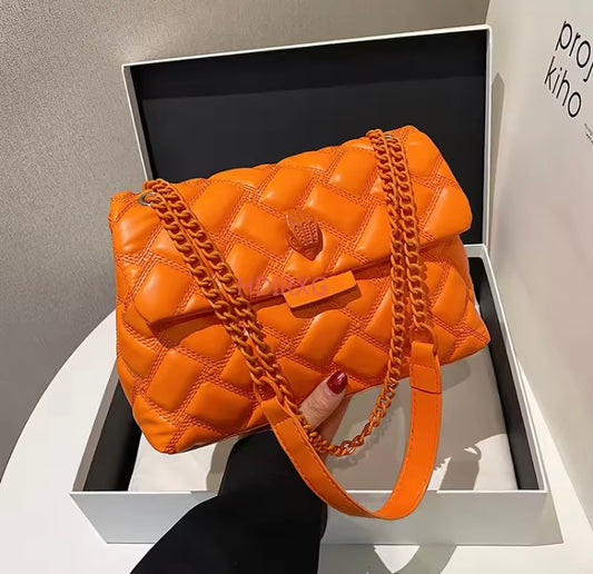 Bolsa Kur.t geiger con correa de  cadena dorada .7771