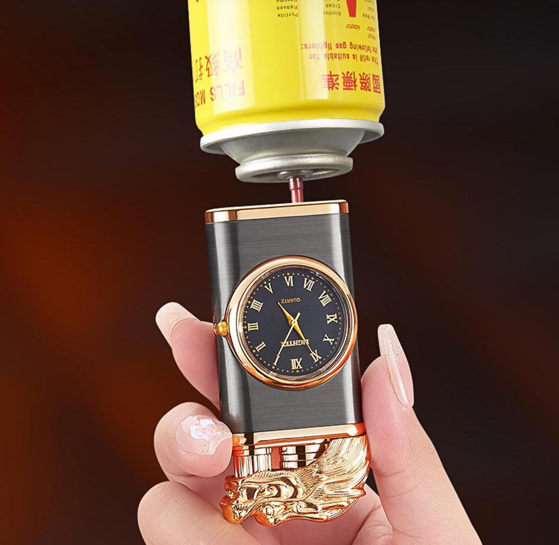 Encendedor con Reloj Vintage de 2 Flamas – Modelo 9274
Incluye elegante estuche deluxe | Recargable con gas (no incluido)