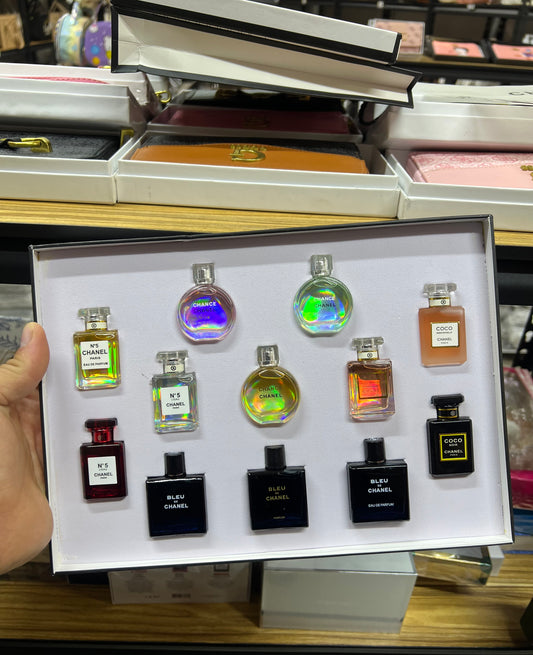 Set Chanel – 12 mini perfumes (9 de 7.5 ml + 3 de 10 ml) 🧴✨ Incluye shopping bag 🛍️